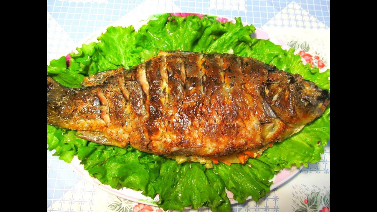 Целая рыба в духовке с чесноком и розмарином
